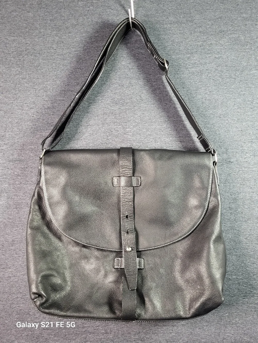 Kenneth Cole Classic Black Leather Messenger Bag with Adjustable Strap